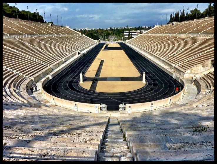 Die Panathinaiko Stadion, waar die eerste moderne Olimpiese Spele in 1896 plaasgevind het. Tien lande het meegeding in nege sportsoorte (atletiek, fietsry, skerm, gimnastiek, kleiduif-skiet, swem, tennis, gewigoptel en stoei).