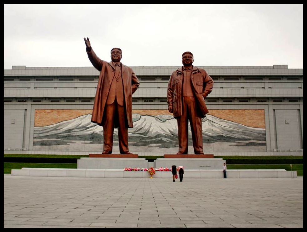Die reuse-standbeelde van Kim Il-Sung en Kim Jong-Il op Mansu-heuwel. Smile and wave boys, smile and wave.