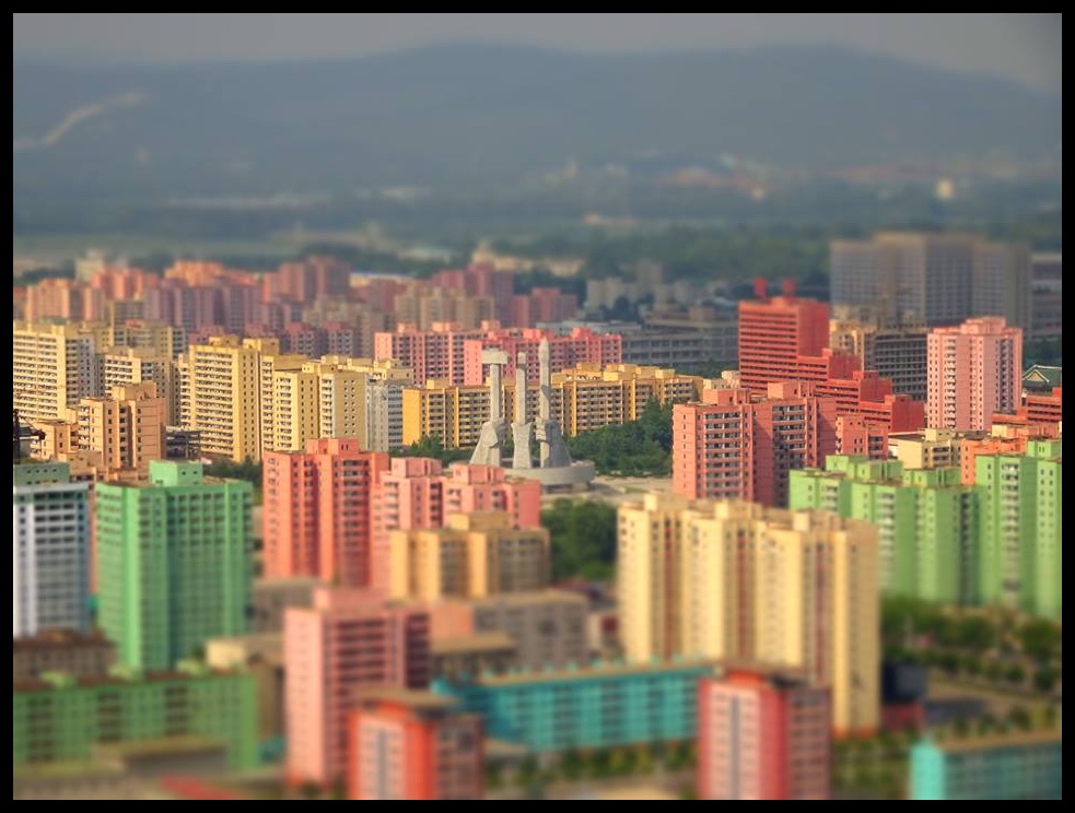 Die uitsig vanaf die Juche-toring oor Pyongyang. Die kleurvolle geboue is straks die enigste titsel kleur wat die inwoners van dié stad in hulle daaglikse bestaan beleef.  In die middel van dié foto kan die monument wat ter herdenking van die Koreaanse Werkersparty se stigting opgerig is, gesien word.
