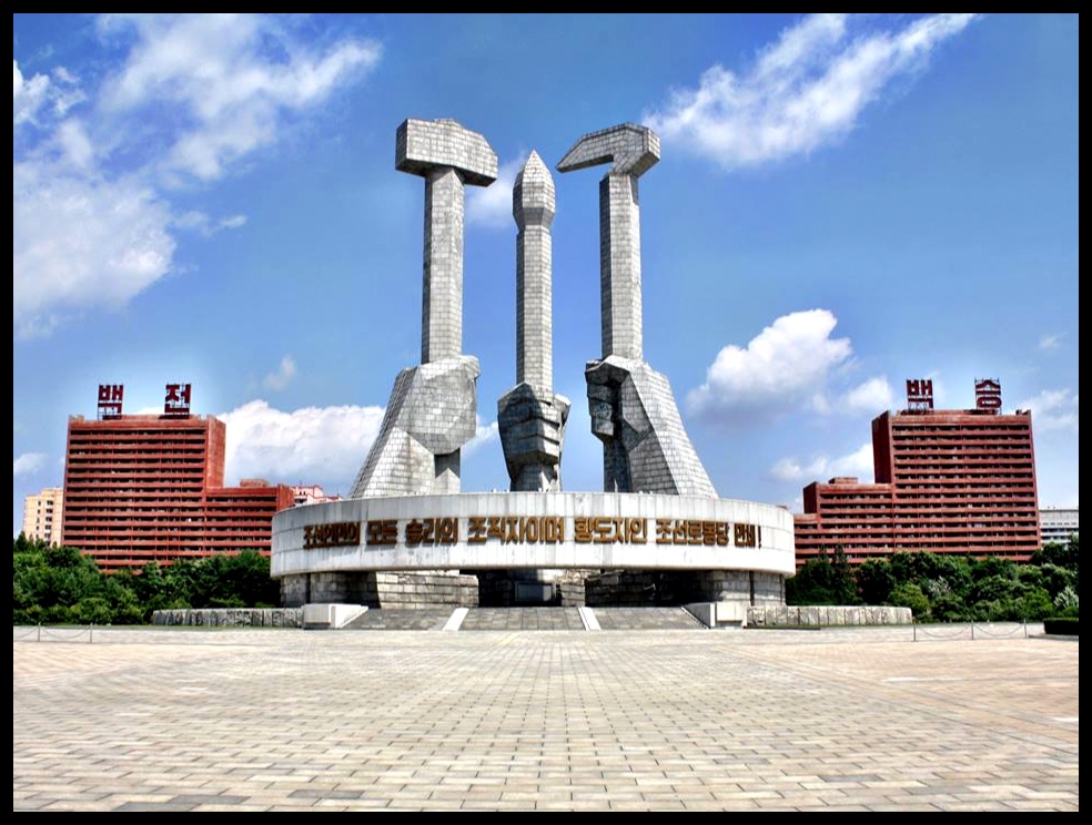 Die Monument van die Party-stigting is in 1995 opgerig om die 50ste herdenking van dié monumentale (pun? O ja!) gebeurtenis te vier. Dit reik 50 meter die hemele in - een meter vir elke jaar - en die hamer, sekel en en skryfkwas simboliseer onderskeidelik die Noord-Koreaanse arbeiders, boere en intelligentsia.