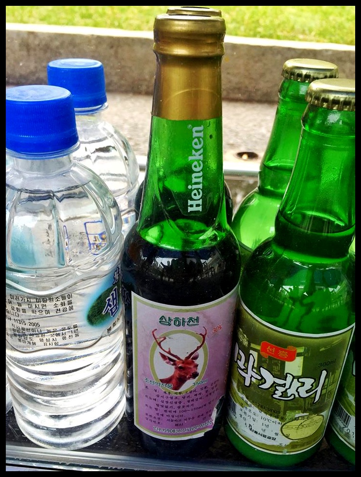 Hierdie is ‘n bier. ‘n Heineken, om presies te wees. ‘n Heineken met ‘n Noord-Koreaanse etiket daarop geplak, om ‘n honderd persent presies te wees.