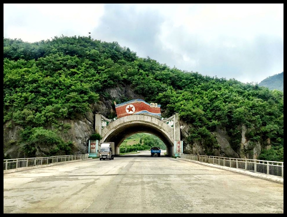‘n Keurig versierde tonnel tussen Pyongyang en Wonsan. Let op die gehawende toestand van die “snelweg”.