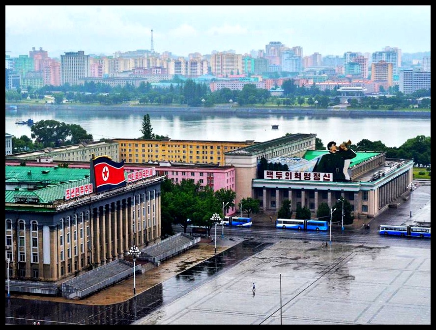 Kim Il-Sungplein, waar die militêre parades wat 'n mens nou en dan op die nuus sien, plaasvind.