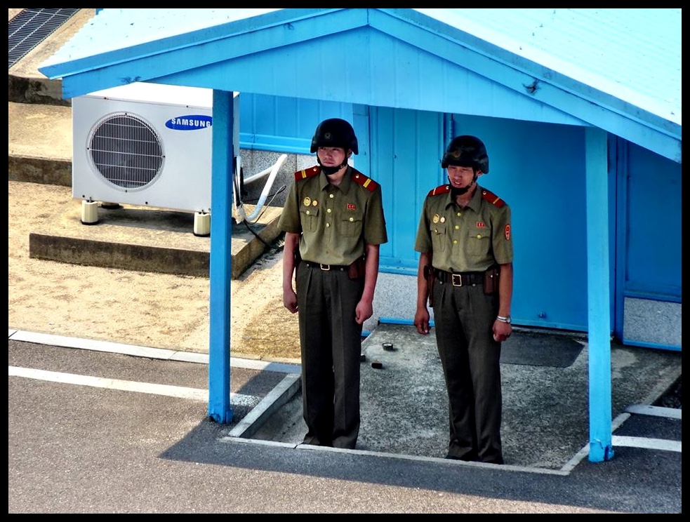 Wagte aan die Noord-Koreaanse kant van die DMZ...neffens ‘n Samsung-lugverkoelingstelsel wat sy oorsprong in die gehate Suid-Korea het. O, die ironie.