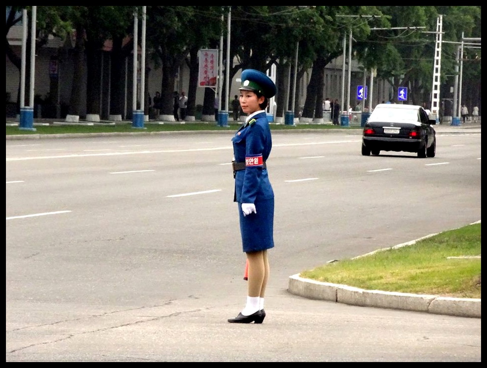 ‘n Wyfie-spietkop in Pyongyang. “Uhm, dame, eeets beeehind yooo!”