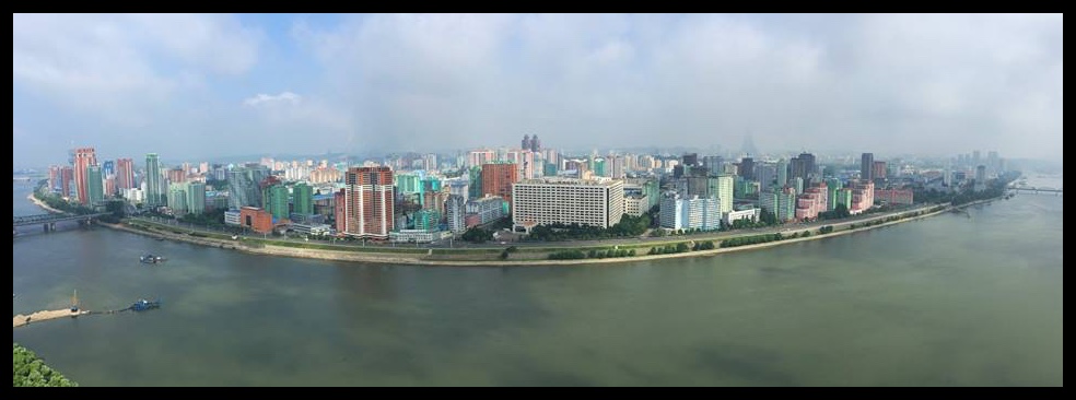 Die panoramiese uitsig oor Pyongyang vanuit my hotelvenster.